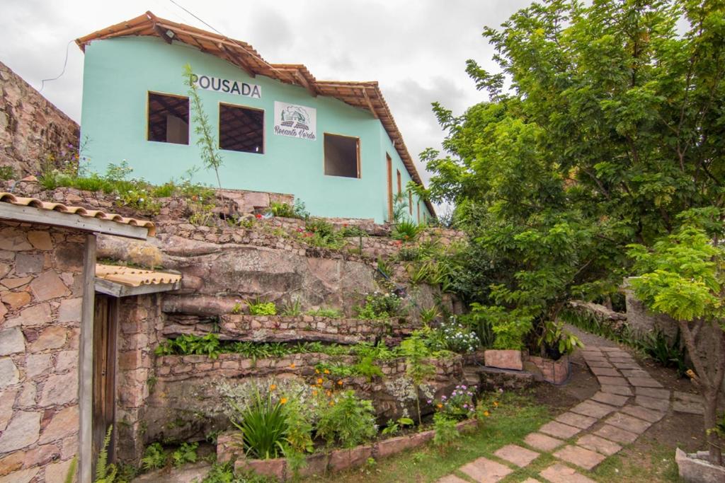 ムクジェーにあるPousada Recanto Verdeの石壁の田舎家