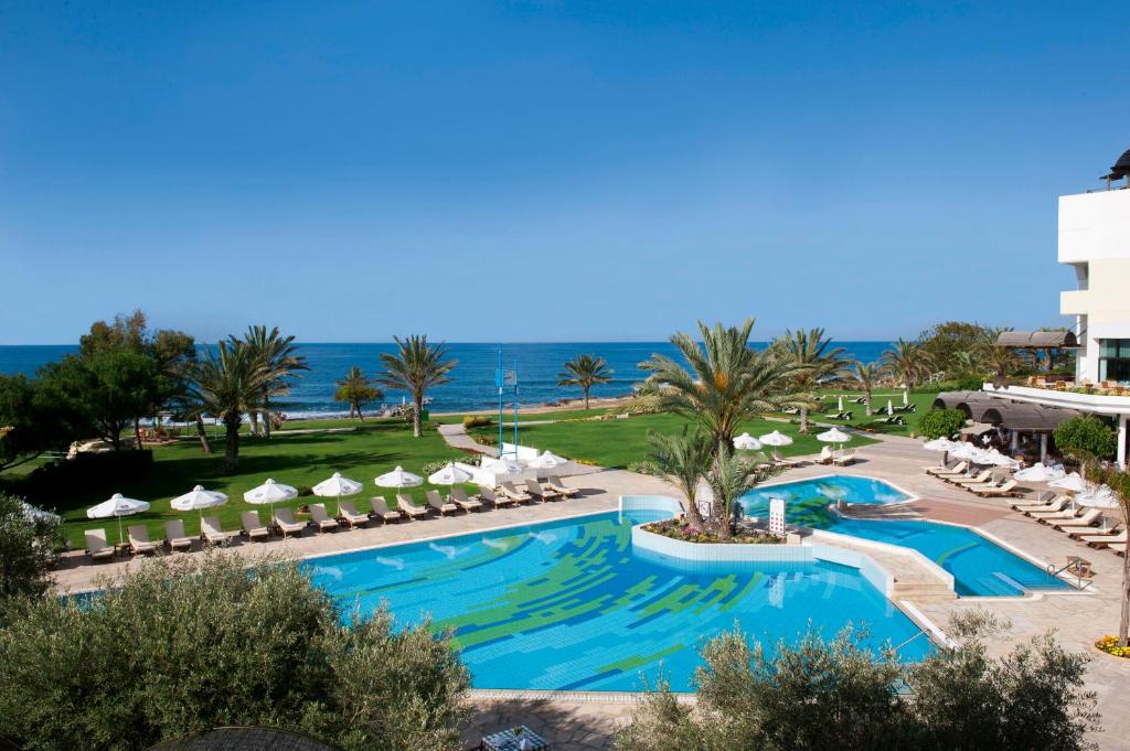 Bazén v ubytování Constantinou Bros Athena Royal Beach Hotel nebo v jeho okolí