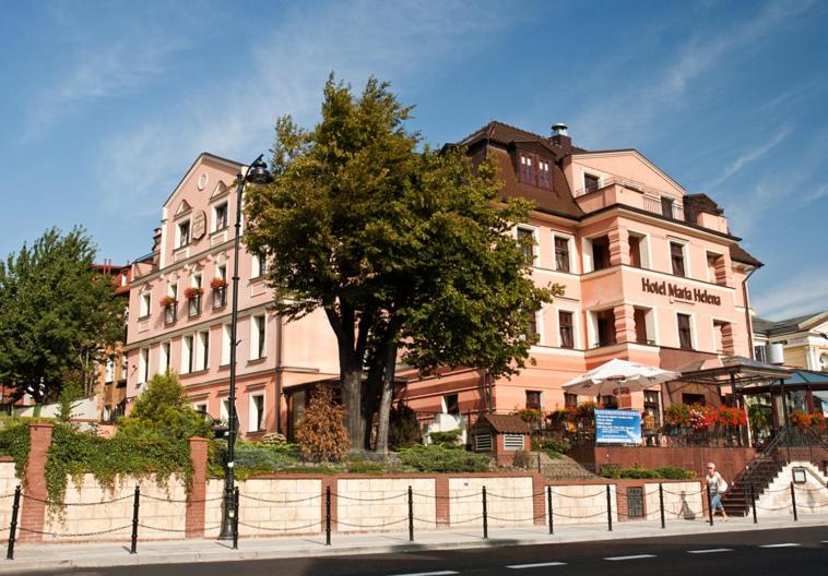 シュツァブノ・ズドルイにあるホテル マリア ヘレナの大通り側の大きな建物