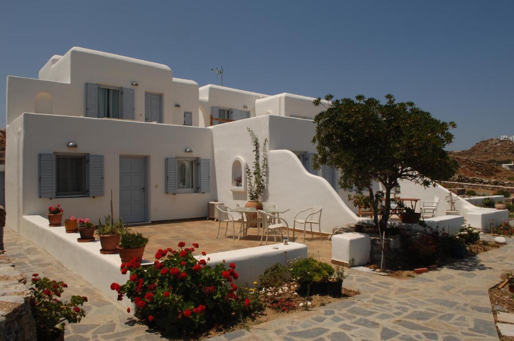 Cette chambre offre une vue sur une maison ornée de fleurs. dans l'établissement Lino Apartments, à Paradise Beach