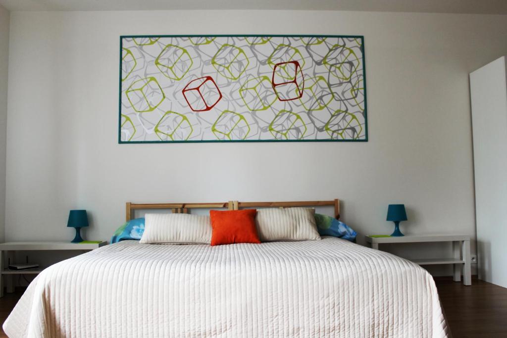 sypialnia z łóżkiem i zdjęciem na ścianie w obiekcie Apartment Promenada w Podiebradach