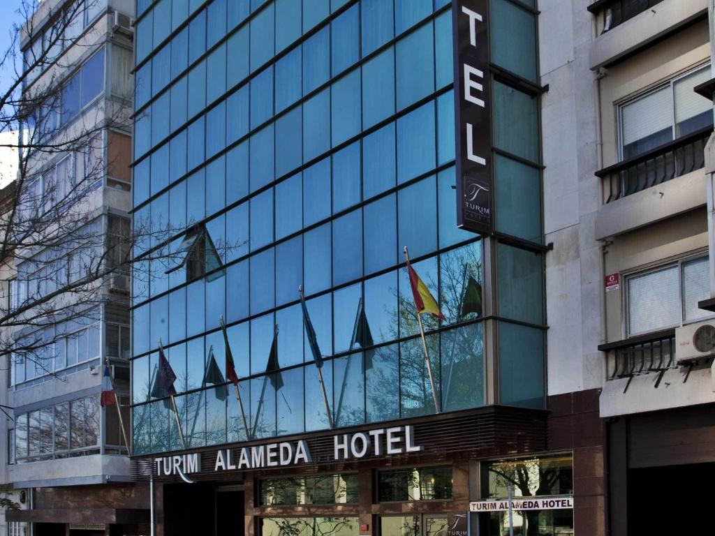 um edifício com uma placa para um hotel em TURIM Alameda Hotel em Lisboa