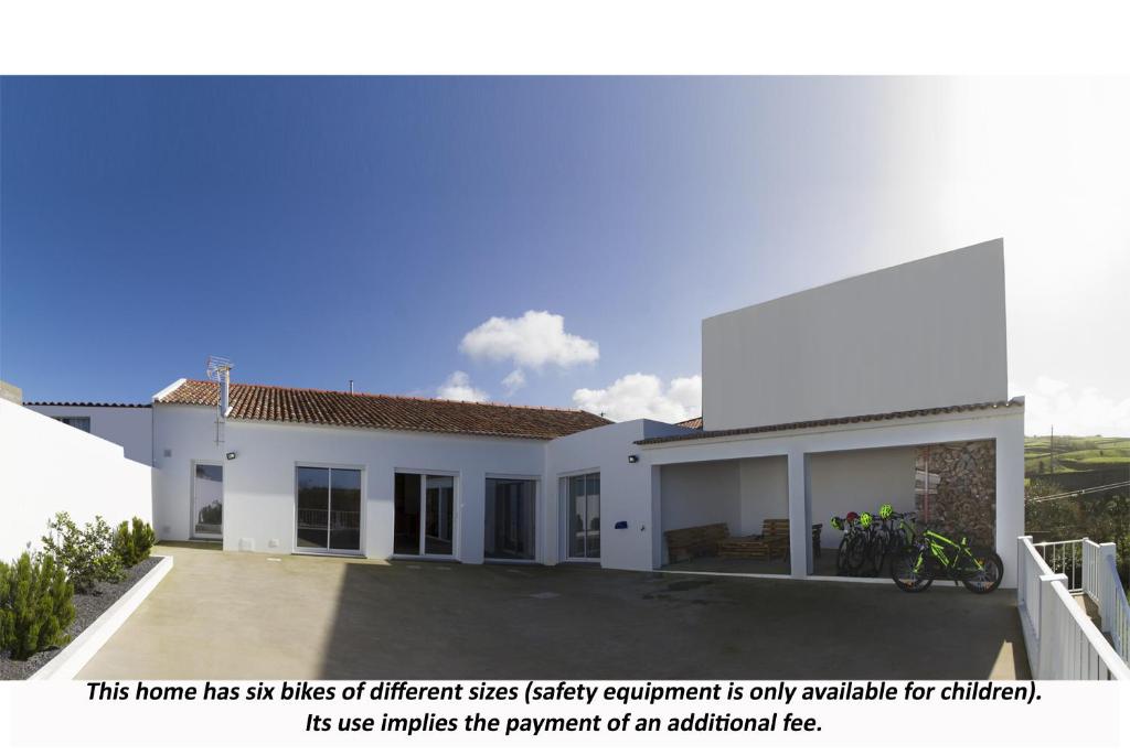 ein Haus hat viele verschiedene Größen Sicherheitsausrüstung steht nur für Kinder zur Verfügung in der Unterkunft Cantinho da Ilha in Achadinha