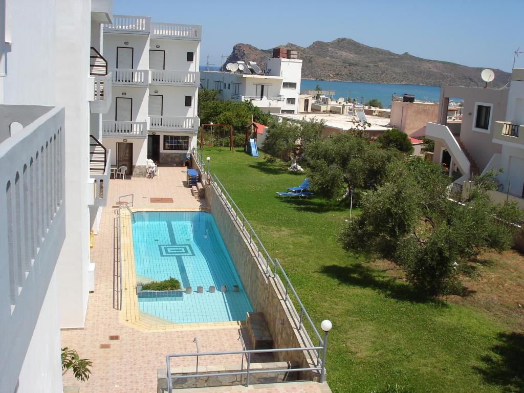 una vista sulla piscina dal balcone di un edificio di Popi Hotel Apartments ad Agia Marina Nea Kydonias