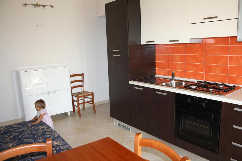 Kuchyň nebo kuchyňský kout v ubytování Appartamenti Ideal