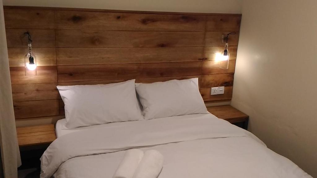 En eller flere senger på et rom på Myera Hotel