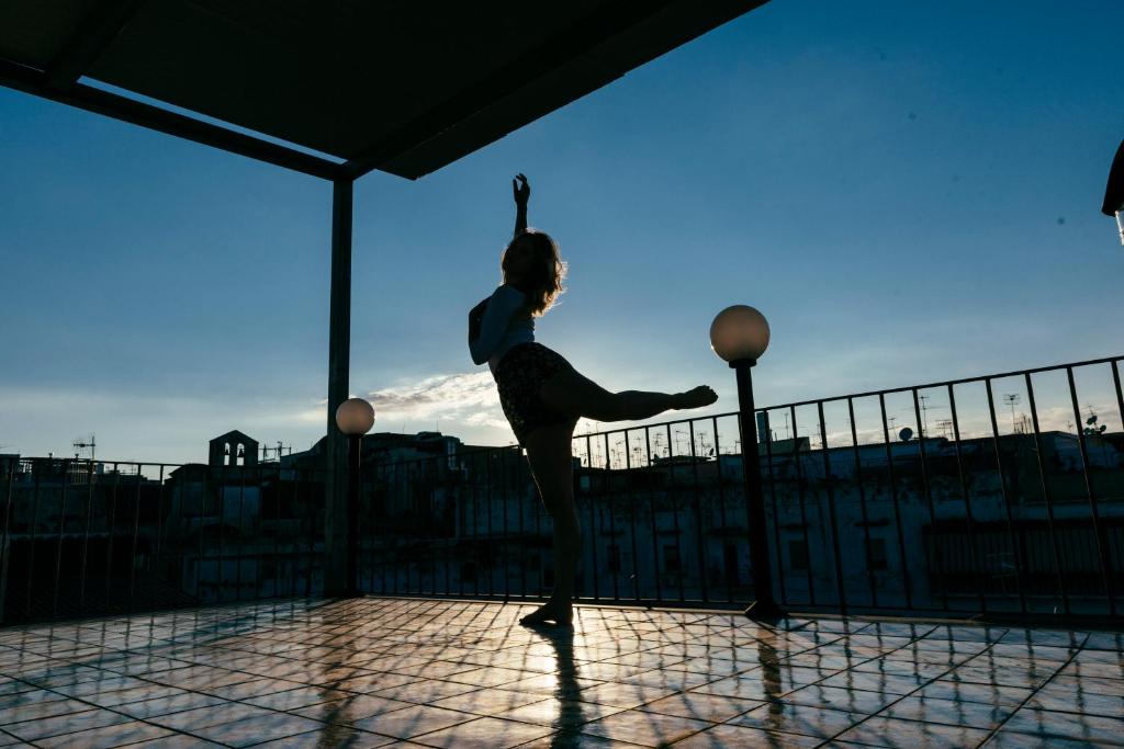 ナポリにあるLemon Tree Terraceの屋上でバスケットボールをしている女性