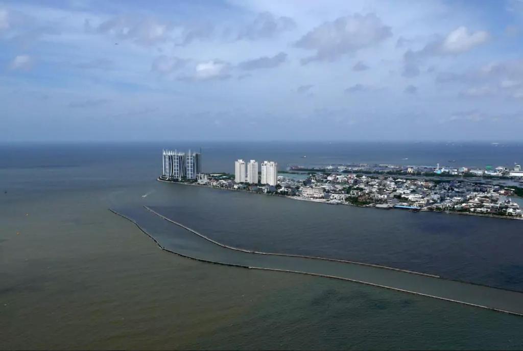 - une vue aérienne sur une ville de l'océan dans l'établissement Green Bay Condominium by Kevin, à Jakarta