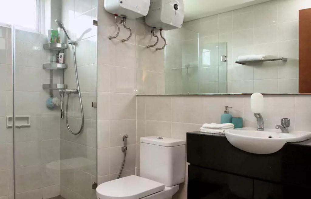 Un baño de Green Bay Condominium by Kevin