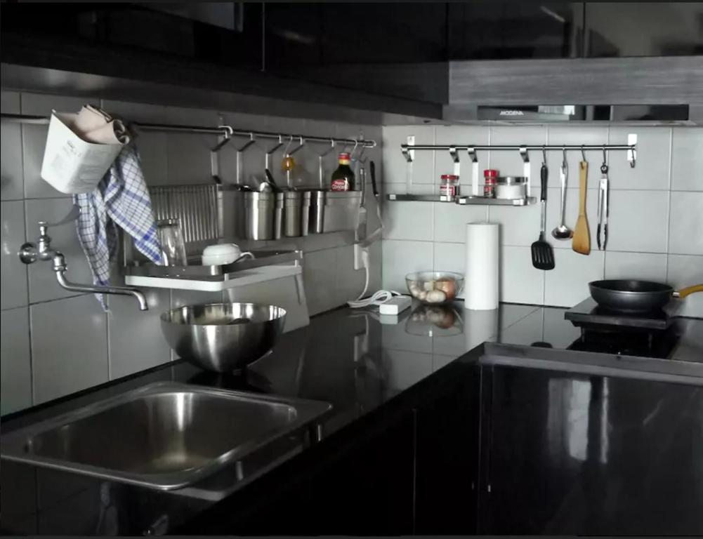 Una cocina o cocineta en Green Bay Condominium by Kevin