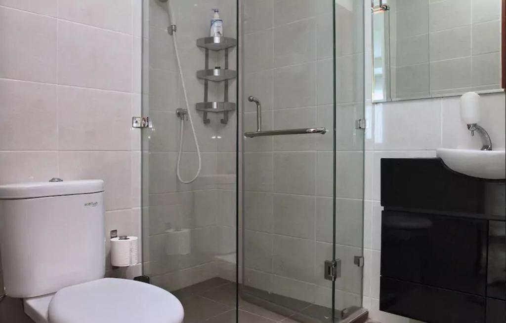Un baño de Green Bay Condominium by Kevin