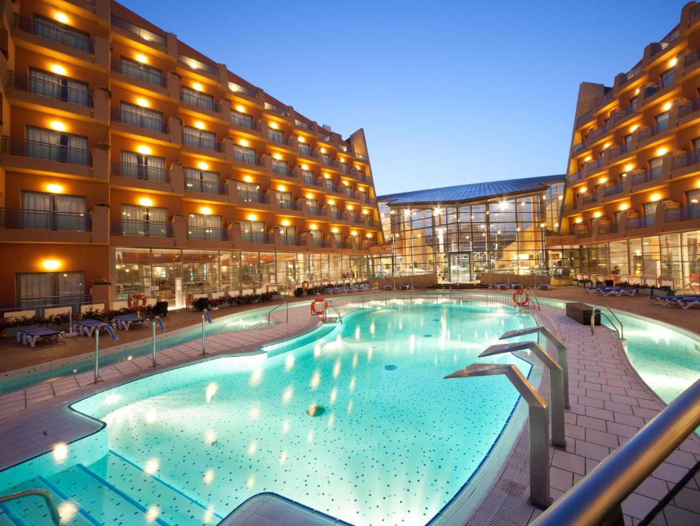 Protur Roquetas Hotel & Spa في روكويتاس دي مار: مسبح كبير امام مبنى