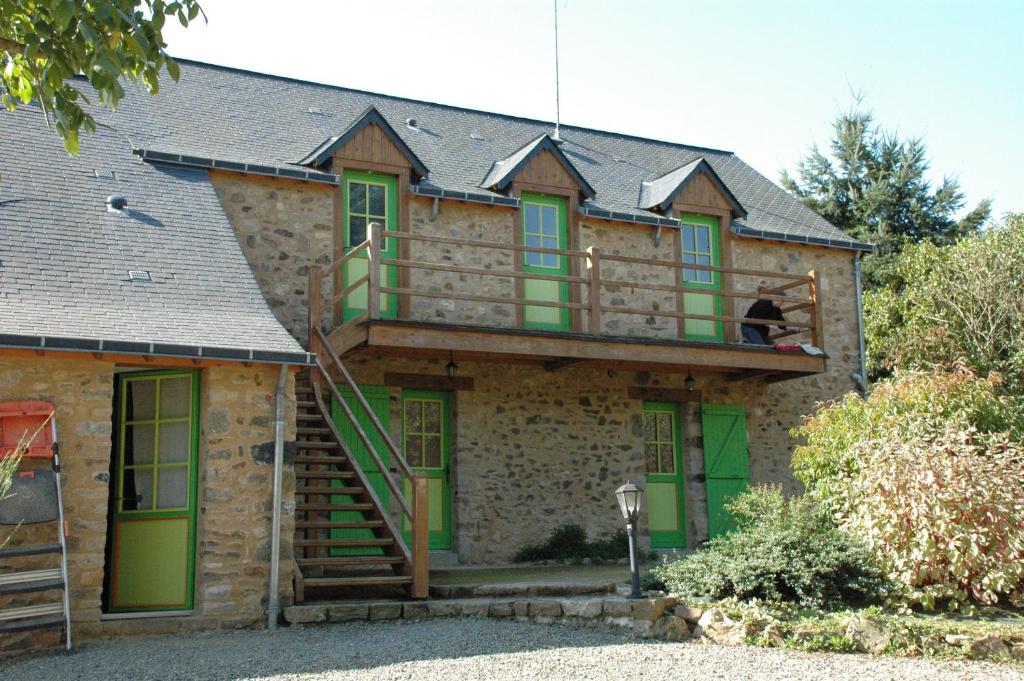 una vista esterna di una casa con balcone di La Jameliniere a Chailland