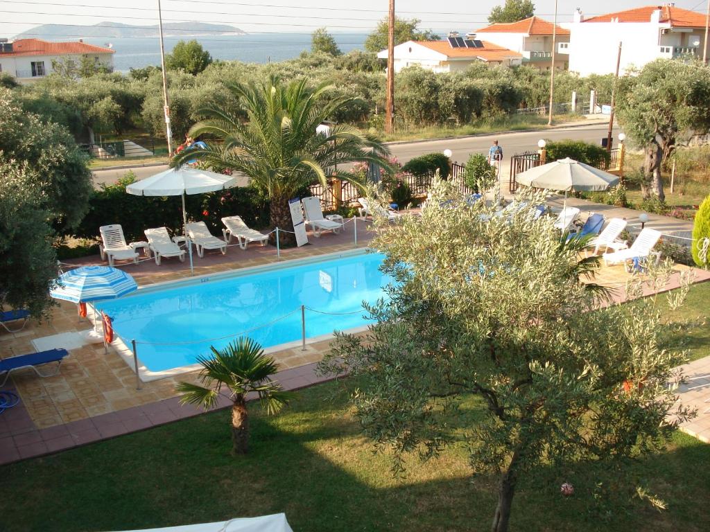 un'immagine di una piscina in un resort di Chrisa Hotel a Limenas