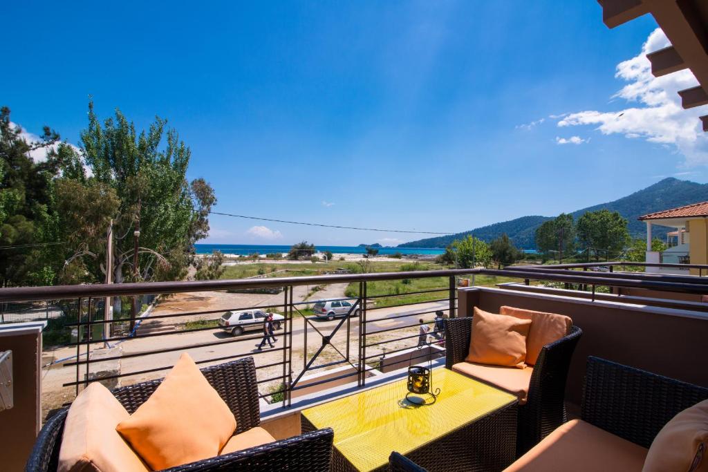 クリッシ・アモウディアにあるMeltemi Villaの海の景色を望むバルコニー(テーブル、椅子付)