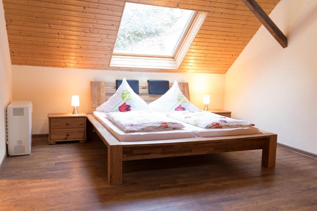 Schlafzimmer mit einem großen Bett und einem Fenster in der Unterkunft Gästehaus am Schlossberg in Bernkastel-Kues
