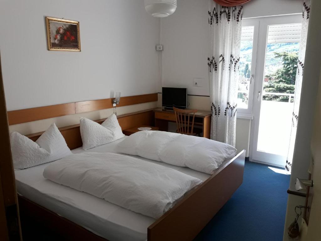 Postel nebo postele na pokoji v ubytování Hotel Lux