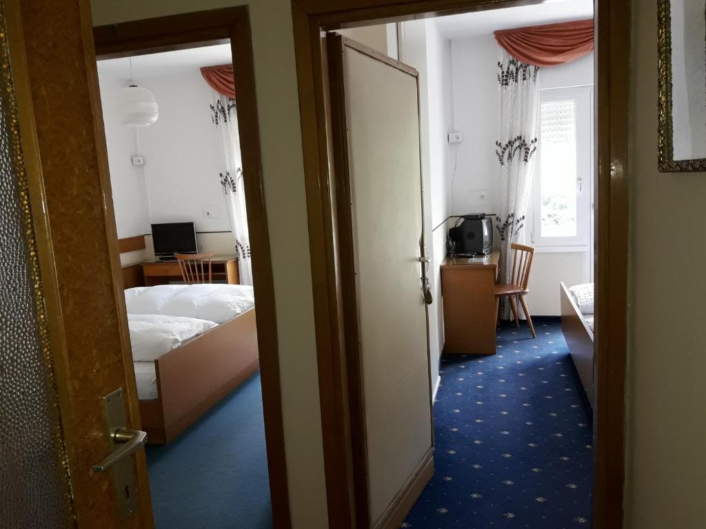 Postel nebo postele na pokoji v ubytování Hotel Lux
