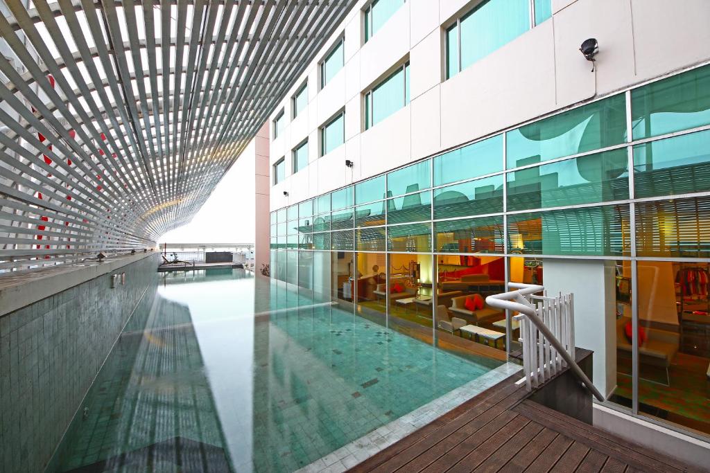 Bazén v ubytování HARRIS Hotel & Convention Festival Citylink Bandung nebo v jeho okolí