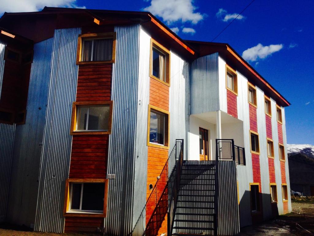 een huis geschilderd in vele verschillende kleuren bij Hosteria Alma de Patagonia in El Chalten