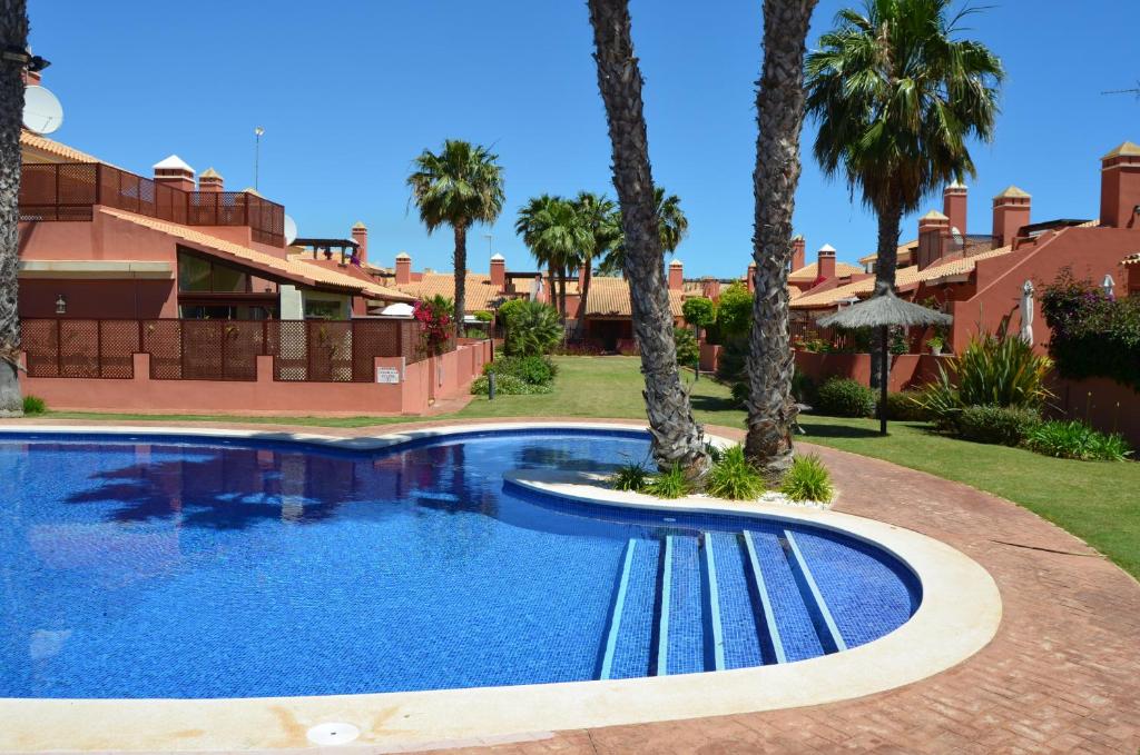 una piscina con un banco frente a una casa en Arona 1 - 6807, en Mar de Cristal