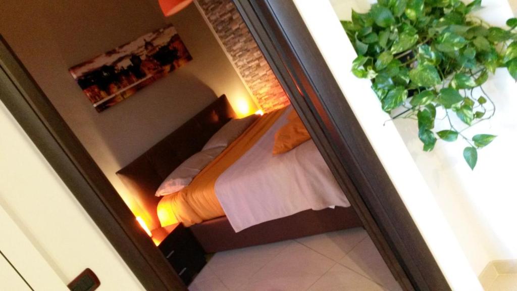 ローマにあるAria Suiteの鏡にベッドが備わるベッドルームの反射