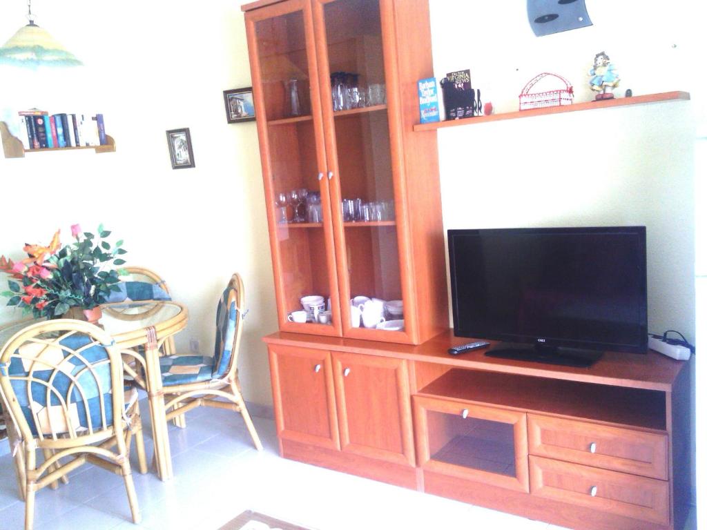Televízia a/alebo spoločenská miestnosť v ubytovaní Apartamentos Esmeralda 2