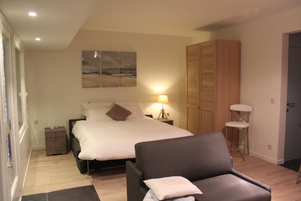 オーステンデにあるStudio Azur Oostendeのベッドルーム1室(ベッド1台、椅子付)