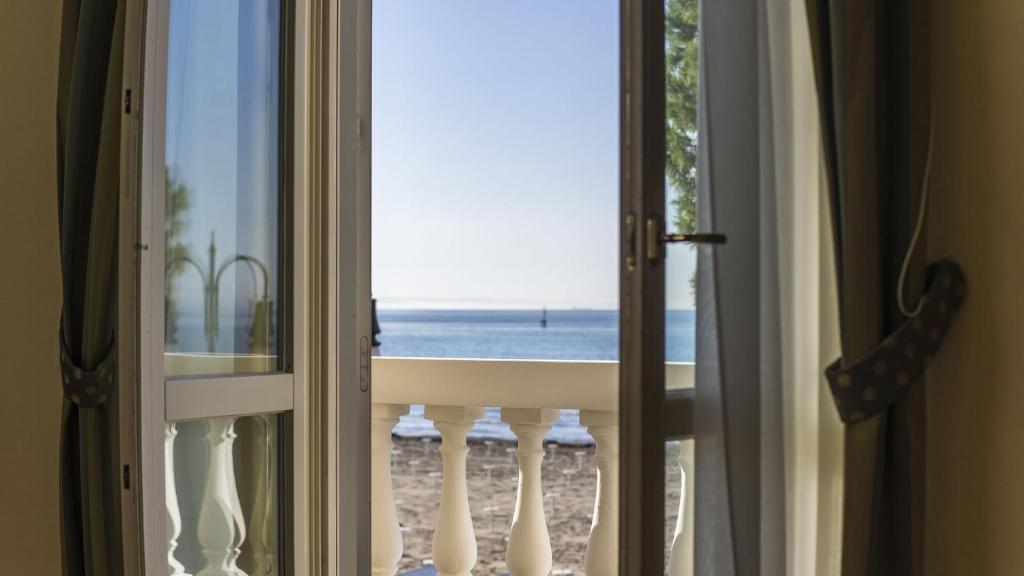 a view of the beach from a window at Hotel Ville Bianchi in Grado