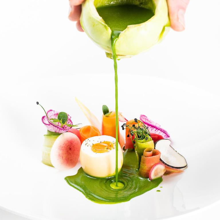 une assiette de nourriture avec un œuf et des fruits dans l'établissement Hostellerie La Montagne, à Colombey-les-Deux-Églises