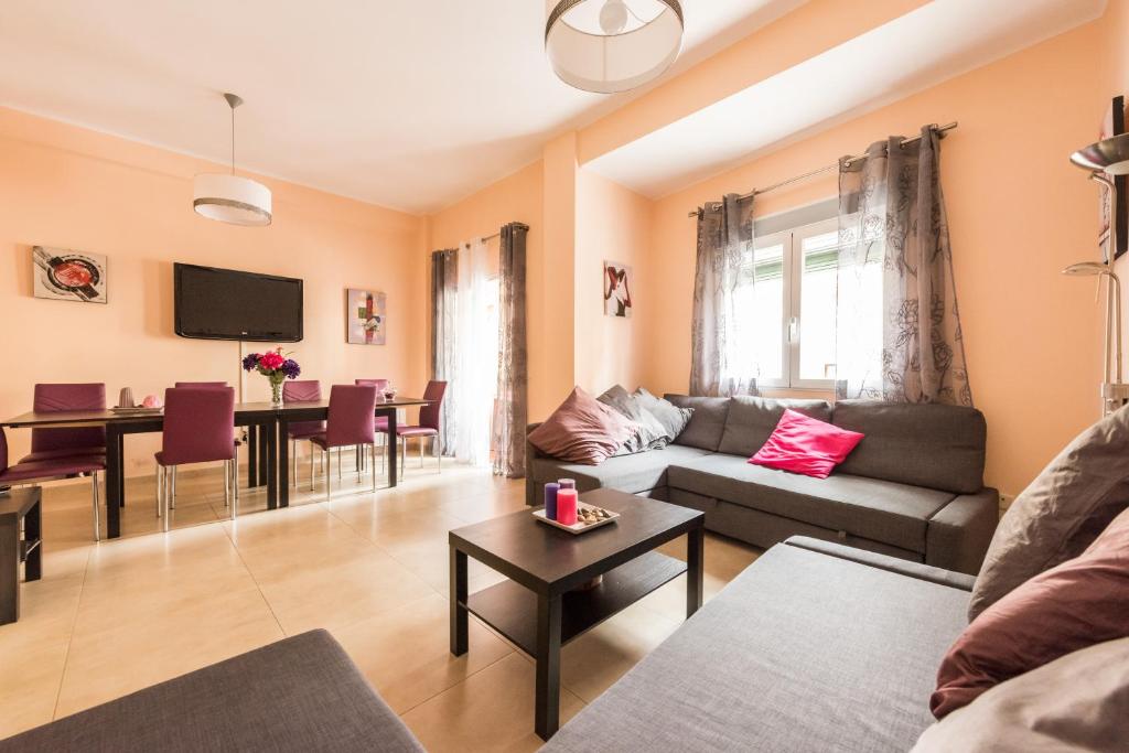 sala de estar con sofá y mesa en Apartamentos El Rastro, en Madrid