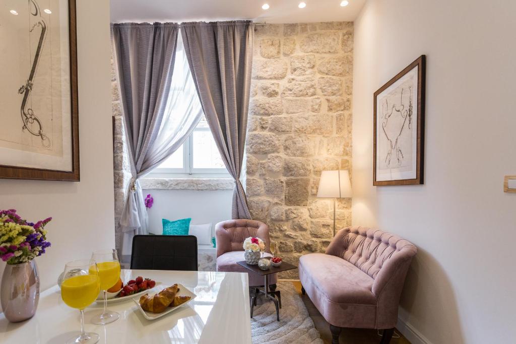 sala de estar con mesa y sillas en Apartment and Rooms Stay, en Dubrovnik