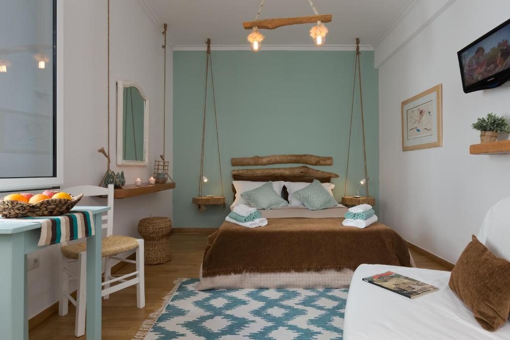 - une chambre avec un lit, une table et un bureau dans l'établissement Athens Wooden Studio, à Athènes