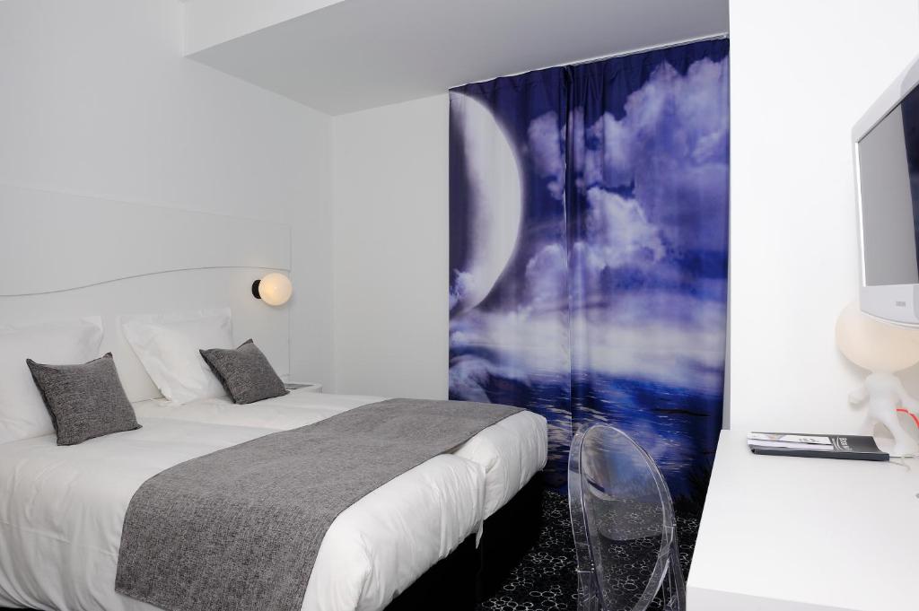 Кровать или кровати в номере Kyriad Prestige Perpignan Centre Gare