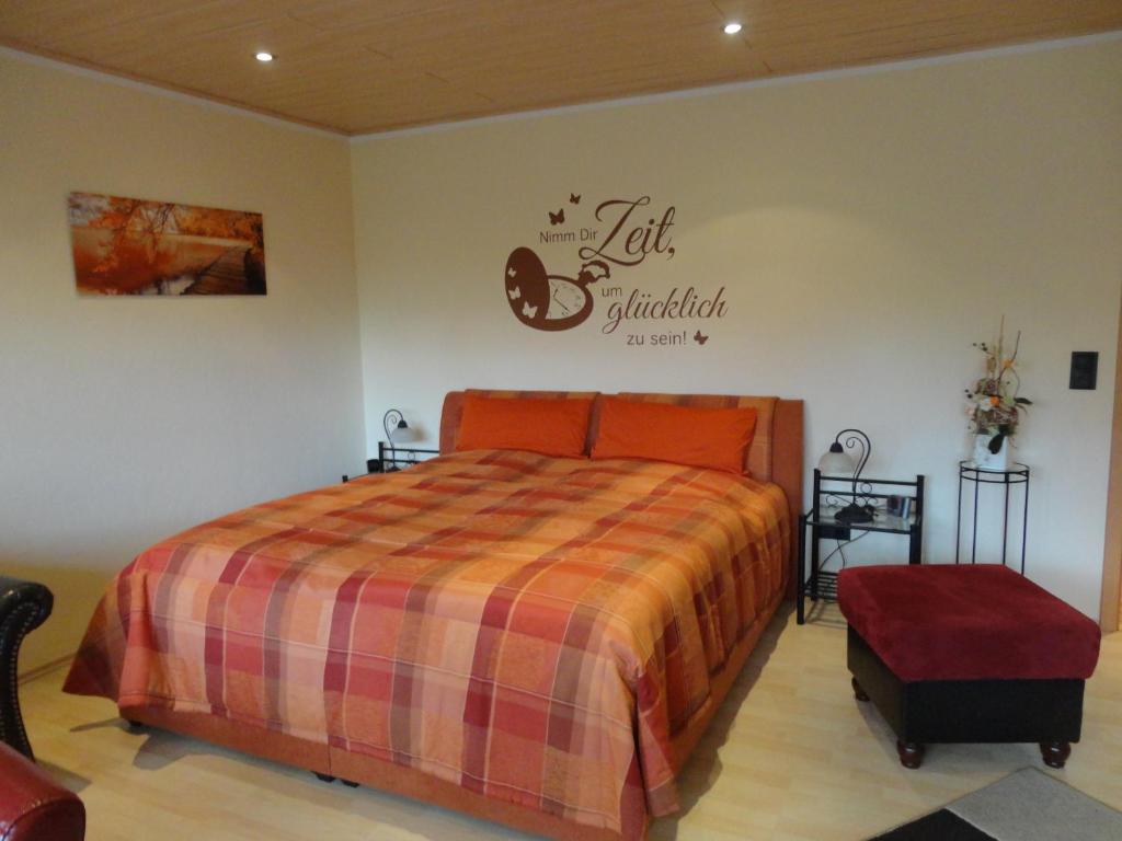 ジンツィッヒにあるGästehaus Nellesのベッドルーム1室(ベッド1台付)が備わります。