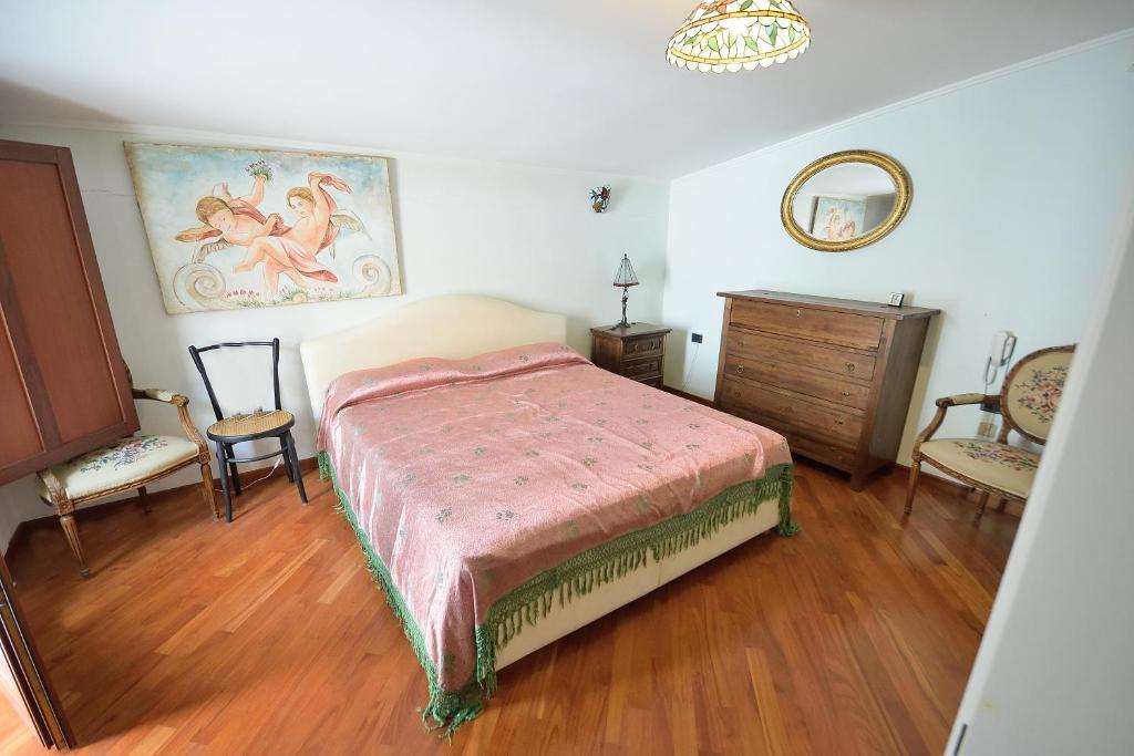 トッレ・ラピッロにあるBorsi Quintino Apartmentのベッドルーム1室(ベッド1台、ドレッサー、鏡付)