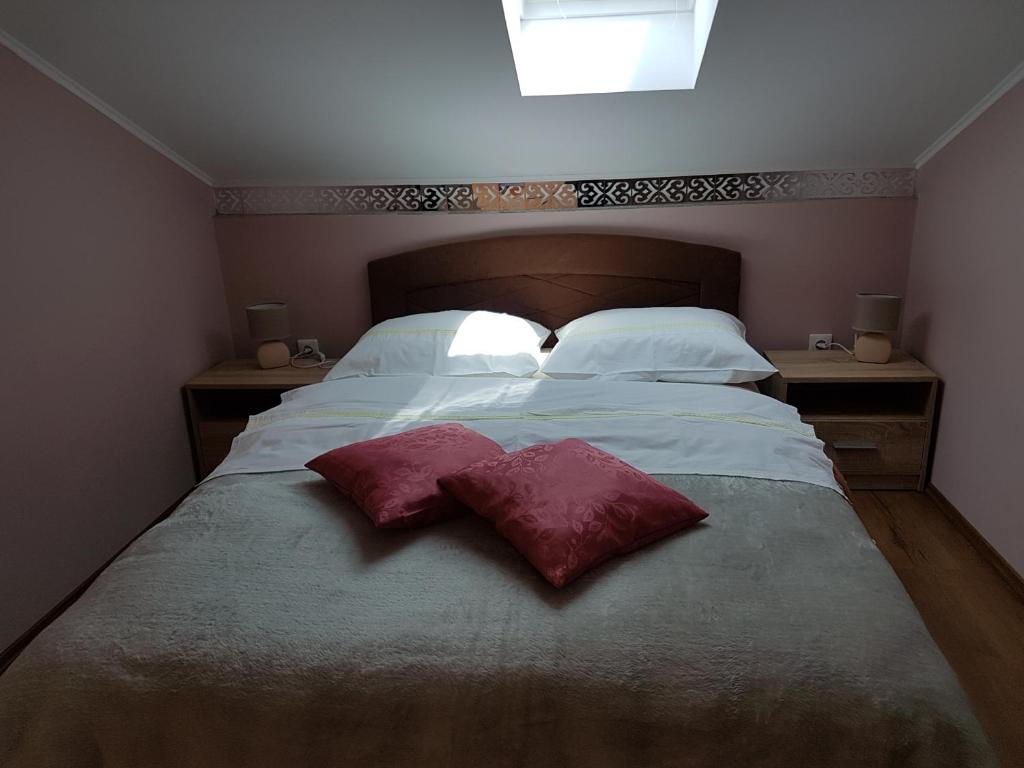 Postel nebo postele na pokoji v ubytování Apartments Suzana