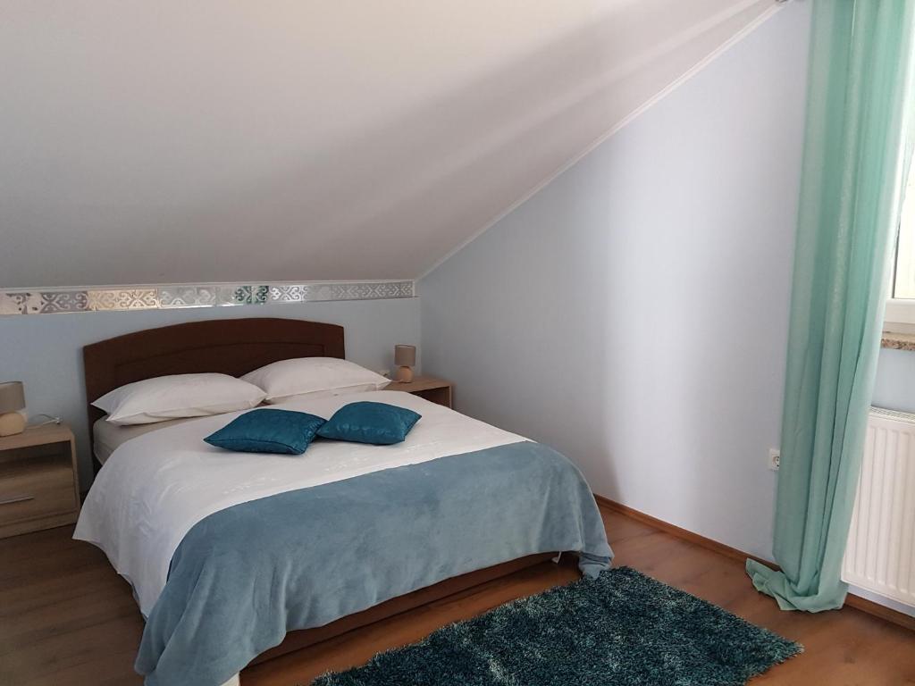 Postel nebo postele na pokoji v ubytování Apartments Suzana