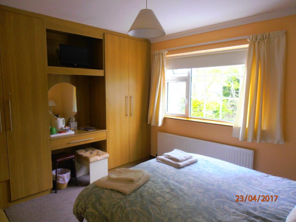 Postel nebo postele na pokoji v ubytování Larkfield House B&B, Ballycasheen Kerry V93 WD51