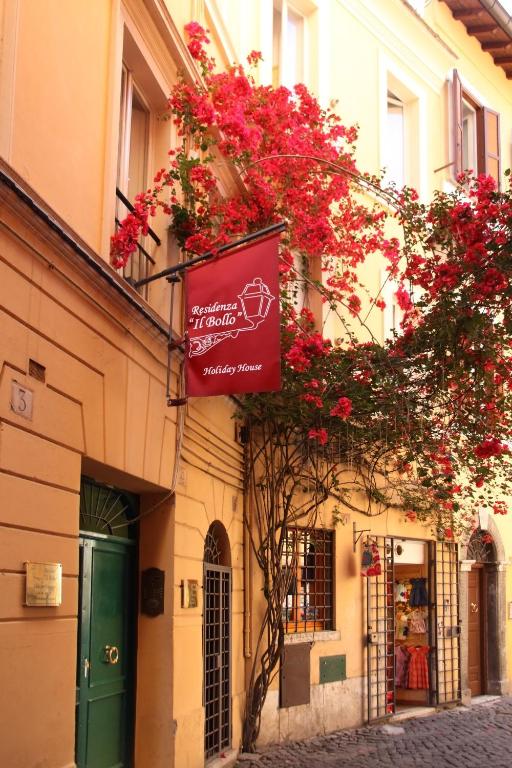 Un edificio con un cartel en el costado. en Bollo Apartments, en Roma