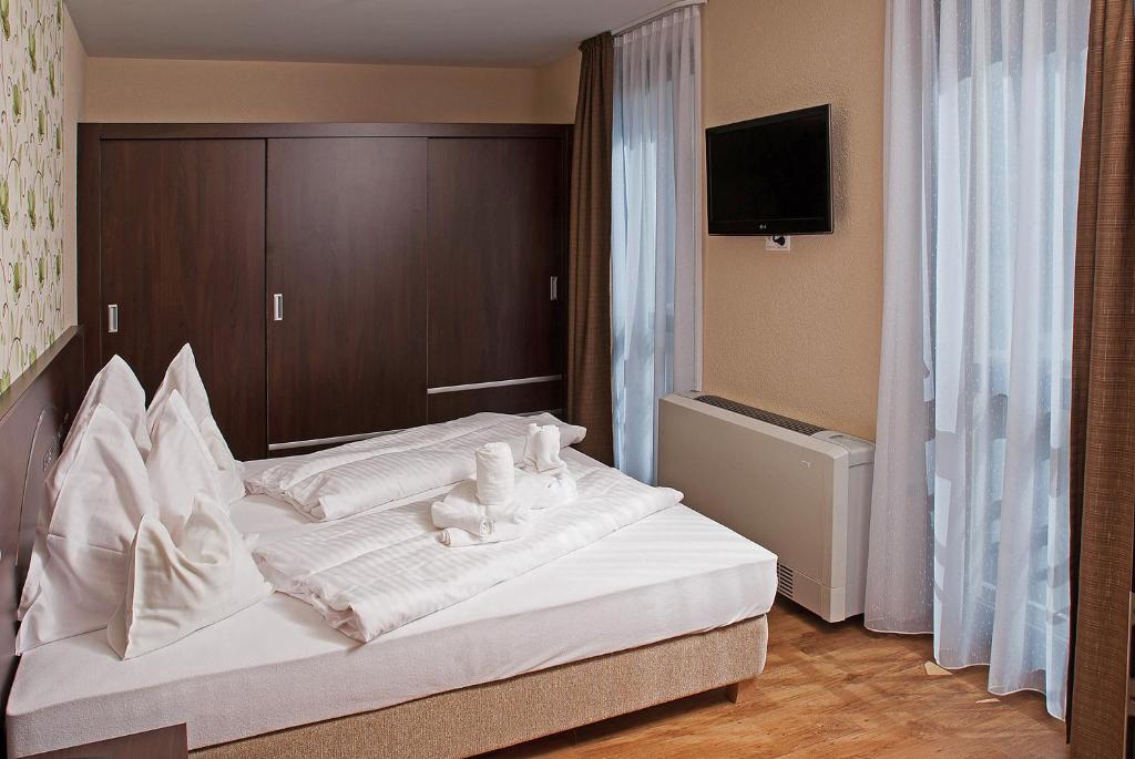 Łóżko lub łóżka w pokoju w obiekcie Ezüsthíd Hotel
