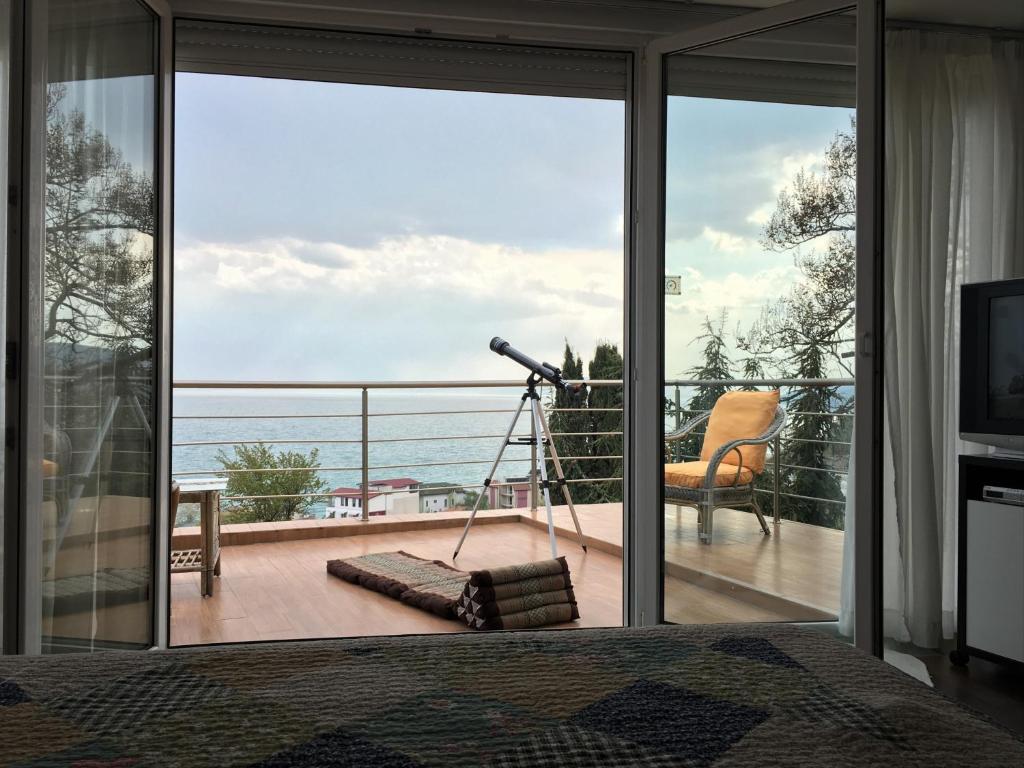バルチクにあるWhitestone Sea View Villaの海の景色を望むバルコニー付きのベッドルーム1室