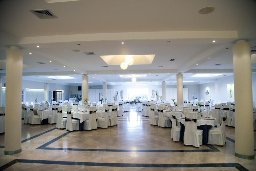 Reštaurácia alebo iné gastronomické zariadenie v ubytovaní Hostal Restaurante Dulcinea de El Toboso
