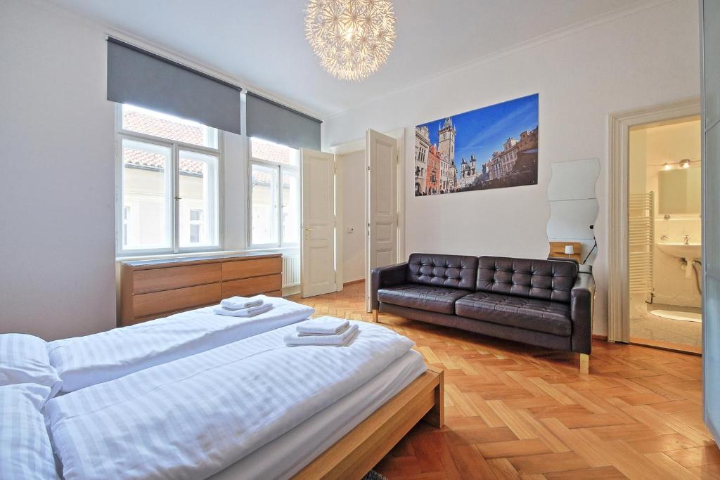 プラハにあるVincent Apartmentのベッドルーム(ベッド1台、ソファ付)