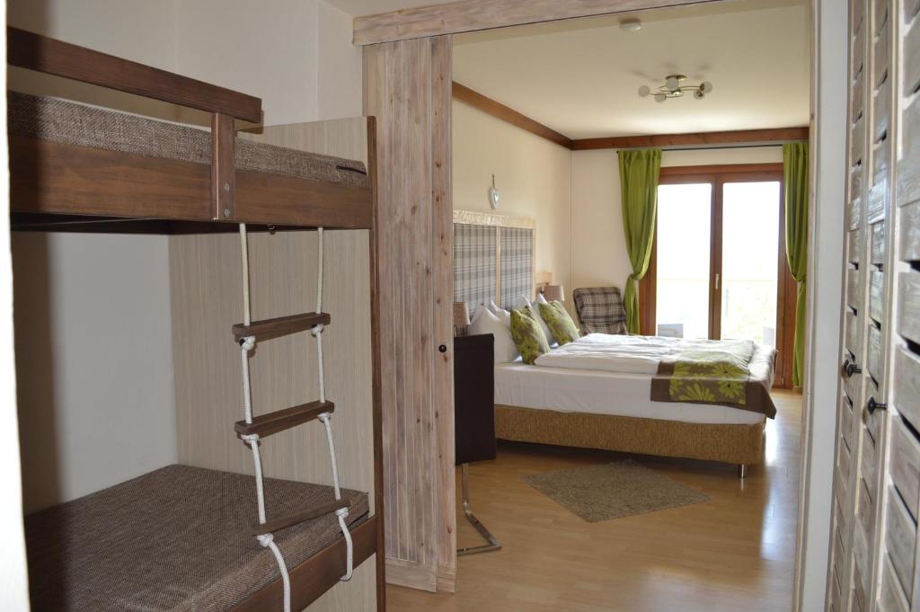 Postel nebo postele na pokoji v ubytování Jägerhotel