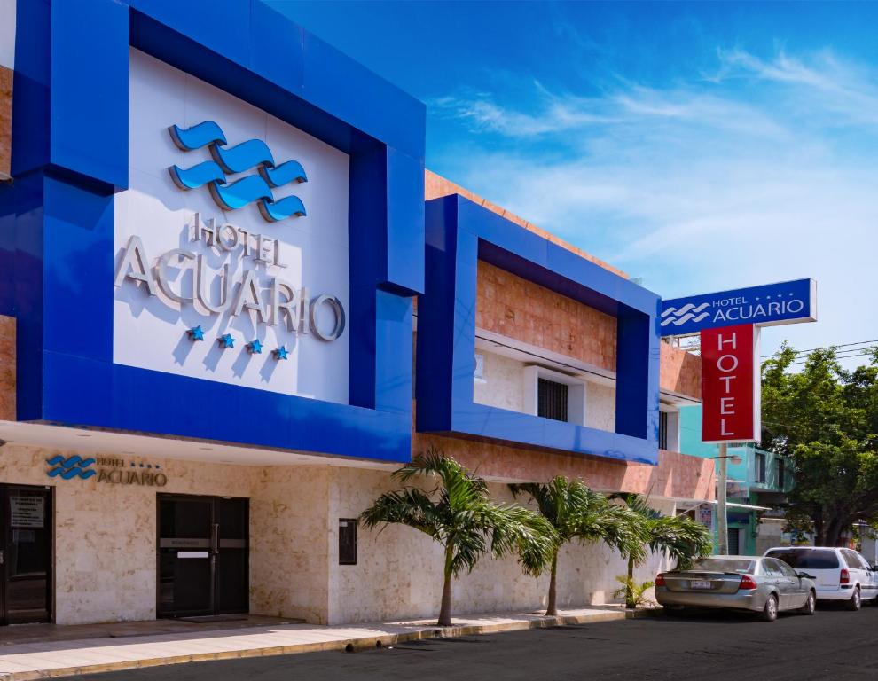 un bâtiment avec un panneau bleu et blanc sur lui dans l'établissement Hotel Acuario, à Ciudad del Carmen