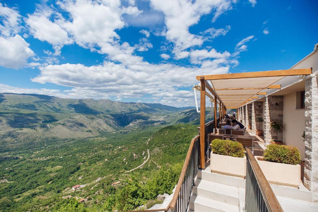 Nespecifikovaný výhled na hory nebo výhled na hory při pohledu z hotelu