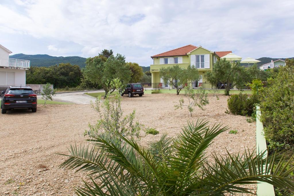 uma casa e um camião estacionados numa garagem em Vila Lukrecija em Drace