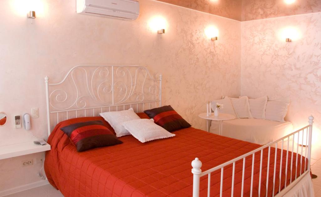 ヴォロネジにあるApartments on Voykova 6の白いベッドルーム(オレンジ色の毛布付きのベッド付)