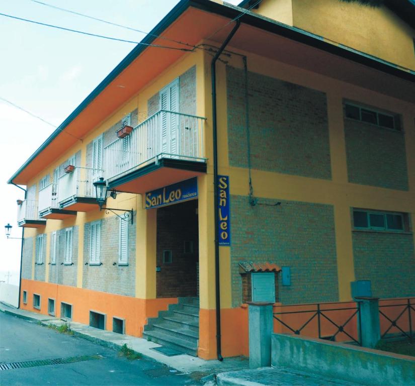ein Gebäude mit einem Balkon auf der Seite in der Unterkunft ResidenceSanleo in Briatico